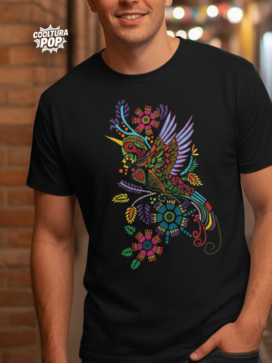 Playera Negra con Colibrí Colorido – Inspiración Cultura Pop Mexicana